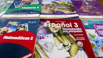 Aristegui en Vivo: SEP distribuirá libros de texto pese a suspensión; frenan cancelación de normas de salud; nuevos cargos contra Trump y más