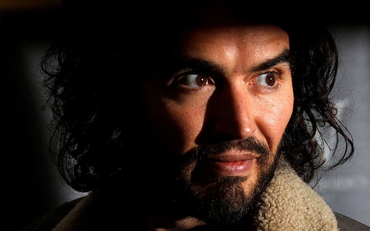 Acusan al actor británico Russell Brand de violación y agresión sexual