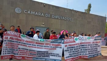 Maestros de bachilleratos bloquean entradas a la Cámara de Diputados