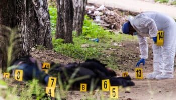 Aristegui en Vivo: Ejecutan a 13 policías en Coyuca; Piña no ve condiciones para diálogo en Senado; Samuel y Ebrard, alternativas de MC y más