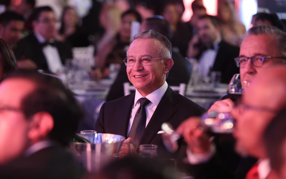 Fiscalía del Edomex pide ficha roja y alerta migratoria contra alcalde de Toluca