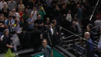 Pinta Medvedev dedo al público francés, pero argumenta: "sólo me estaba mirando las uñas" | Video