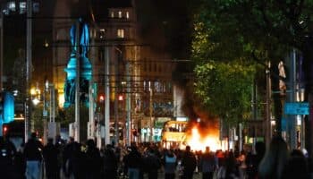 Videos | Antiinmigrantes incendian y saquean tiendas en Dublín tras apuñalamiento