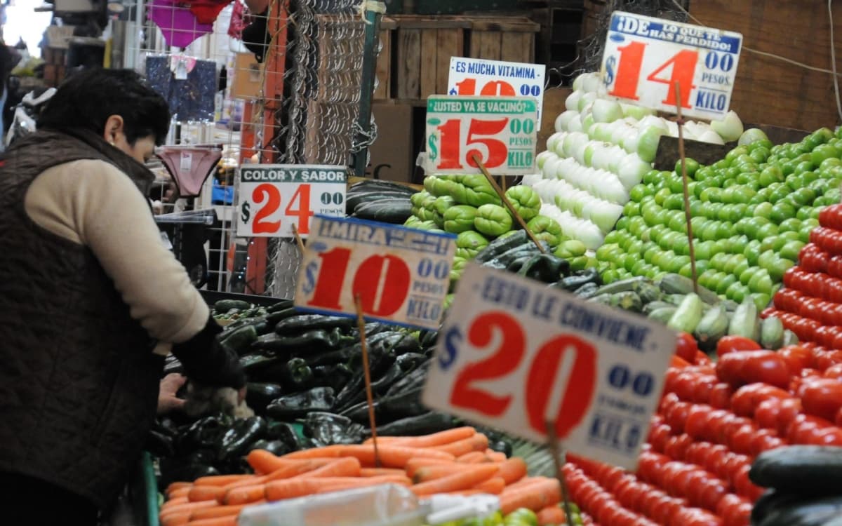 Consumo de los mexicanos sigue cayendo, alerta Inegi