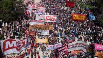 Videos | Miles protestan en la Plaza de Mayo de Buenos Aires contra los recortes de Milei