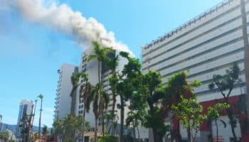 Incendio en el Hotel Emporio moviliza a bomberos de Acapulco