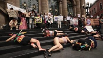 Videos y fotos | Activistas protestan frente al Congreso de la CDMX para exigir que prohíba las corridas de toros