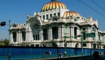 8M | Monumentos amanecen con vallas en centro histórico CDMX