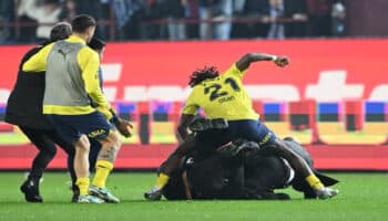 Agreden ultras del Trabzonspor a jugadores del Fenerbahce | Video