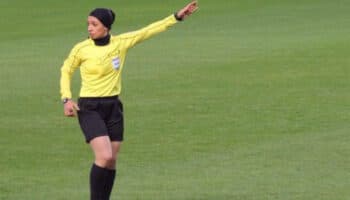 Destituyen a primera árbitra iraní para un partido de futbol varonil