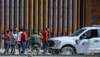 Mayorkas asegura que el gobierno de Biden ha expulsado a más migrantes que el de Trump