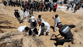 Al menos 310 cuerpos son exhumados de fosas comunes en Gaza; ONU, 'horrorizada' por hallazgos