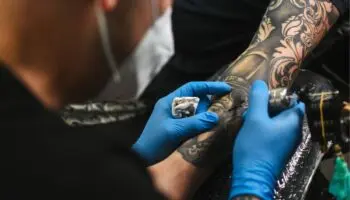 Estudio descubre efectos perjudiciales de los tatuajes en el sistema inmunológico
