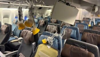 Pasajeros sacudidos por turbulencias por fin llegan a Singapur