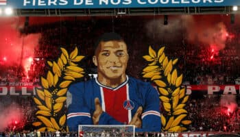 Despide afición con cariño a Kylian Mbappé e ignorado por PSG | Video