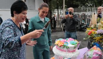 Festejan cumpleaños a Sheinbaum en casa de transición; "Es un día normal de trabajo", sostiene