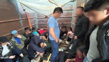 INM detiene a 63 migrantes que viajaban hacinados en un camión a más de 43 grados