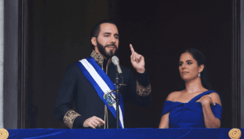 Pese a prohibición constitucional, Bukele asume segundo mandato como presidente de El Salvador