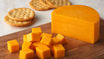 Expulsan a policía por robar 180 kg de queso cheddar en la escena de un accidente