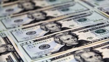 Dólar sigue cayendo por décima sesión consecutiva