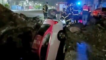 Iztapalapa: rescatan a taxi que cayó en excavación abierta