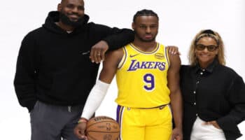 NBA: LeBron James renueva contrato por dos años con Lakers y 104 mdd | Video