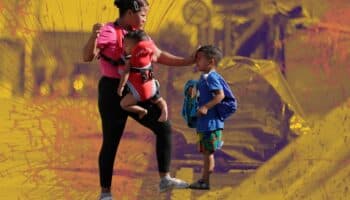 Madres migrantes cruzan selva del Darién con niños; les hacen creer que es un 'safari'