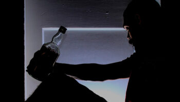 Fiestas decembrinas elevan riesgo para personas con alcoholismo: AA