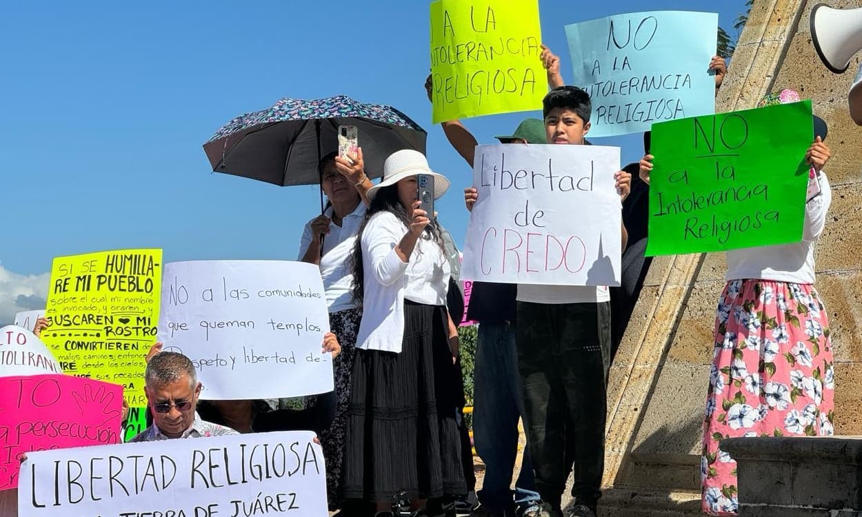 Desplazan a familias en Oaxaca por no profesar la religión católica