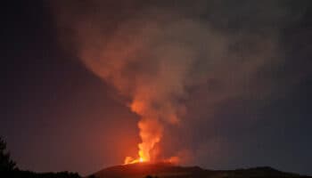 Volcán Etna erupciona y deja 'lluvia de cenizas'