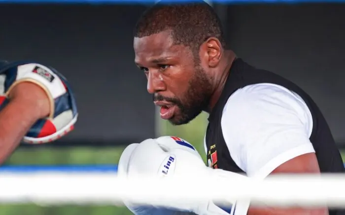 Floyd Mayweather anuncia su regreso