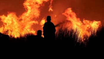 Decenas de miles de evacuados por un gran incendio que llega a las puertas de Atenas