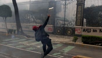 Activistas de Ayotzinapa lanzan explosivos a Secretaría de Gobernación