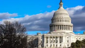 Senadores republicanos y demócratas alcanzan acuerdo para reabrir gobierno federal, reportan medios de EE.UU.