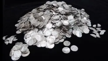 Amigos que buscaban metales hallan el mayor tesoro encontrado en Inglaterra; valuado en más de 5 mdd