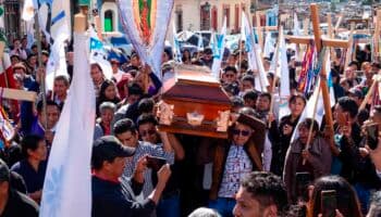 Miles de indígenas recibieron el cuerpo del sacerdote Marcelo Pérez al grito de '¡alto al crimen organizado!'