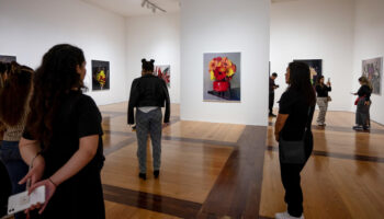 Museo MARCO en Monterrey exhibe retratos de arreglos florales regados con semen