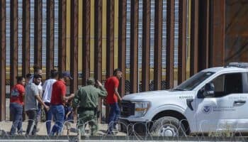 Falso que México rechazó migrantes de EU; recibió 2 mil deportados