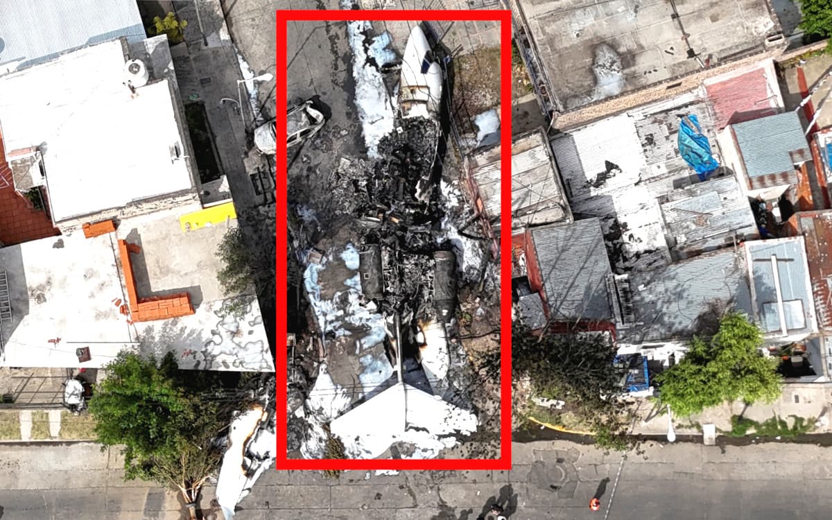 Avión despista y se incendia en una casa en Argentina; dos muertos