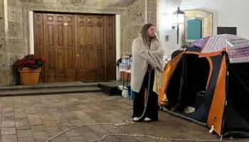 Víctima de violencia vicaria cumple siete días encadenada frente a Casa Jalisco