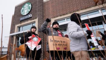 Se extiende huelga de Starbucks a más de 300 tiendas en Estados Unidos | Video