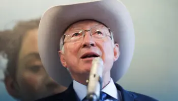 FGR acusa a Ken Salazar de violaciones graves a sus deberes diplomáticos