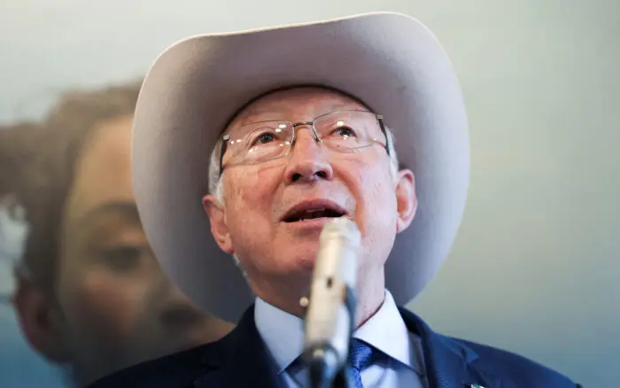 FGR va contra Ken Salazar, exembajador de Estados Unidos en México