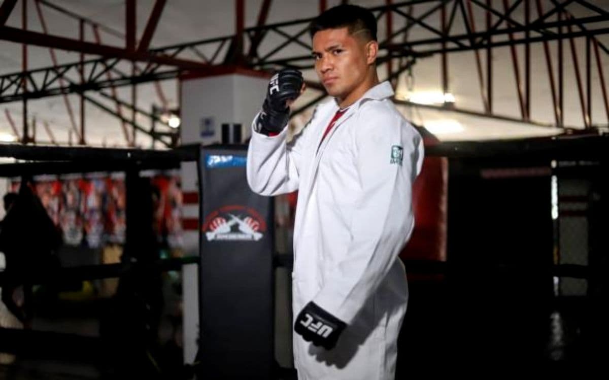 UFC | David Martínez, el médico del IMSS que noqueó en el round 1 de su debut