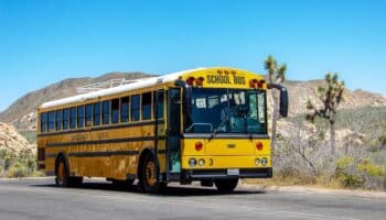 Policías tienen permiso de interrogar estudiantes en autobuses escolares de Texas