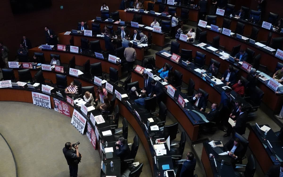 Senado avala leyes de reforma que benefician a CFE y Pemex