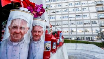 El papa Francisco continúa con tratamiento y fisioterapia respiratoria