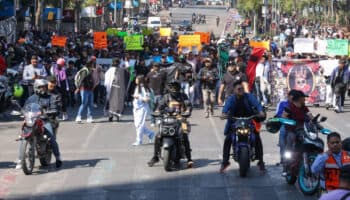 Trabajadores de barberías y peluquerías denuncian en marcha abuso policial en Edomex