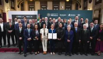 Sheinbaum y empresarios firman acuerdo para fijar precio máximo de gasolina Magna