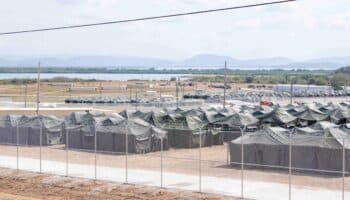 Juez de EU estudia las deportaciones a Guantánamo, desocupada de migrantes esta semana